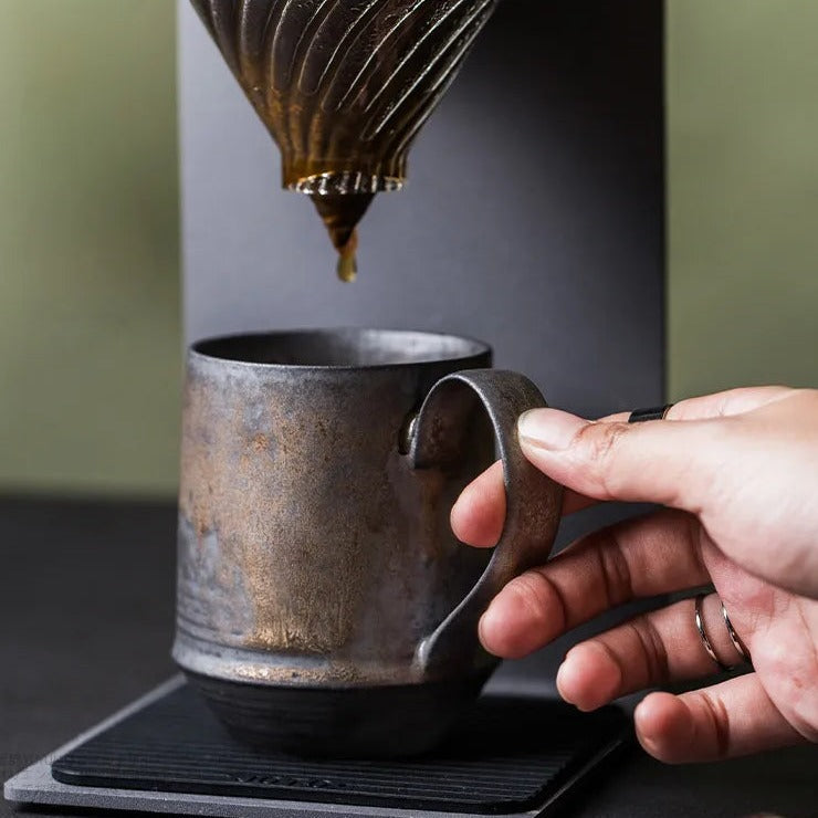 Carvallo – Handgjord Rustik Keramikkopp för en Varm, Nostalgisk Upplevelse Carvallo