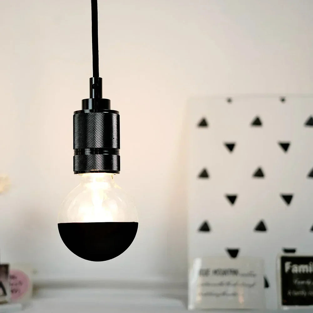 RetroGlow - Vintage LED Bordslampa med Träbas, Dimmbar och Varm Ljus Carvallo