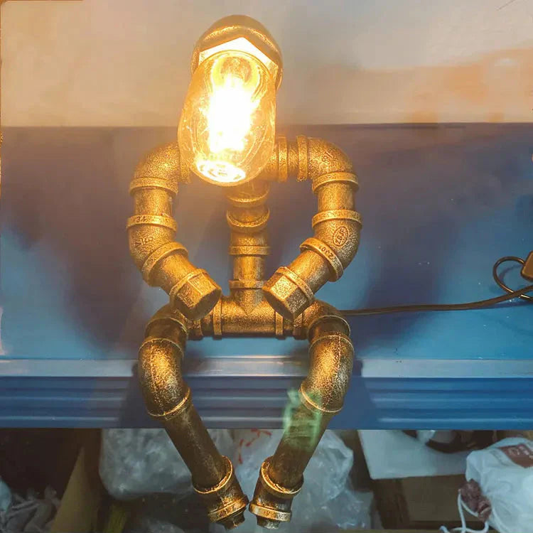 Royallure Steampunk Robot Pipe Table Lamp – Industriell Järnskulptur med E27-sockel Carvallo