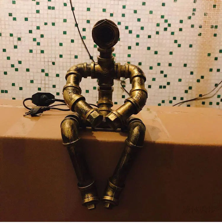 Royallure Steampunk Robot Pipe Table Lamp – Industriell Järnskulptur med E27-sockel Carvallo