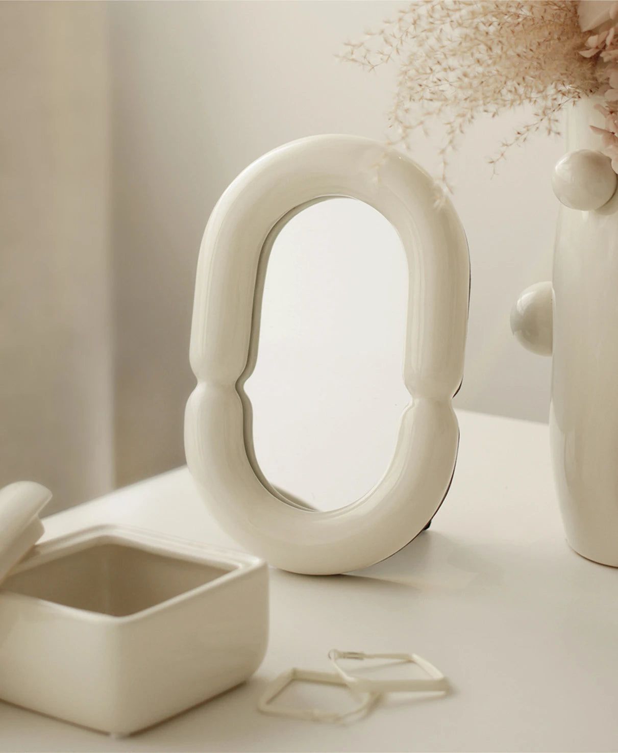 Carvallo – Elegant Ovalt Spegel med Skulptural Form Carvallo