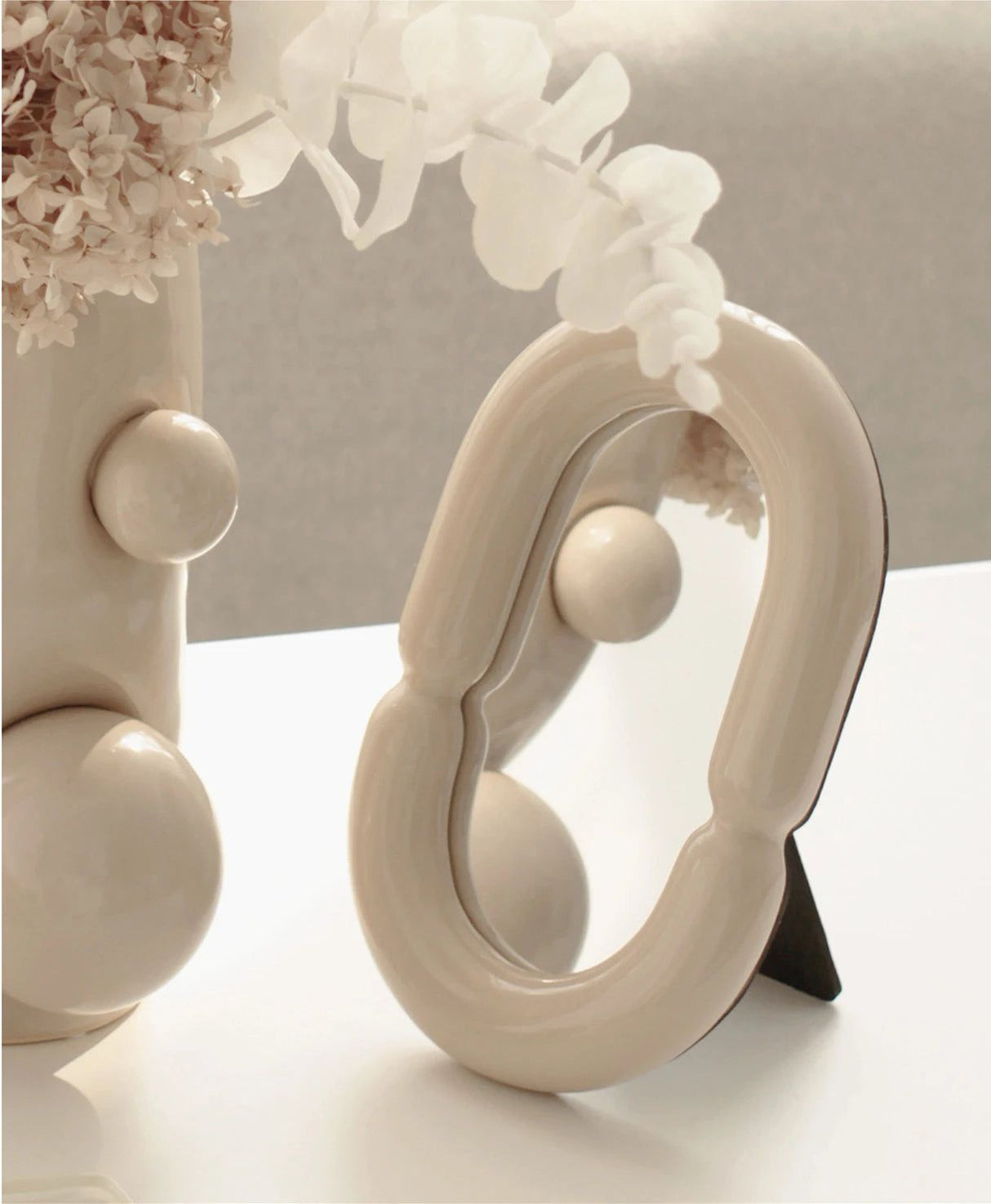 Carvallo – Elegant Ovalt Spegel med Skulptural Form Carvallo