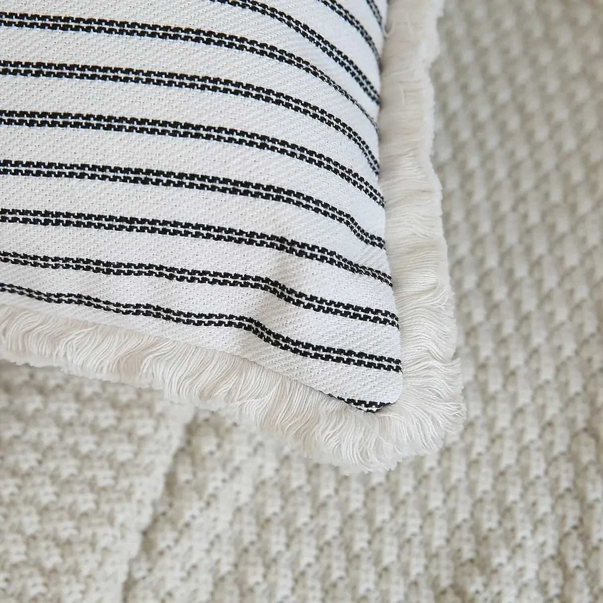 Carvallo – Jacquard Kuddöverdrag med Elegant Vit Volang Carvallo