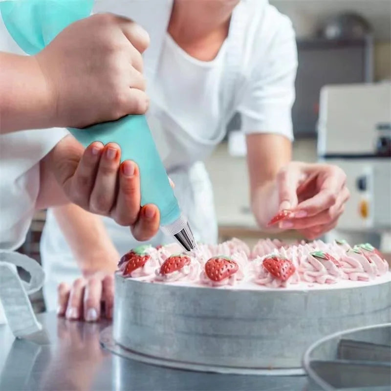 BakeDeko™ Spritsmunstycken-set | Återanvändbara silikon-spritzpåsar med rostfria munstycken | För tårtor, cupcakes och bakverk Carvallo
