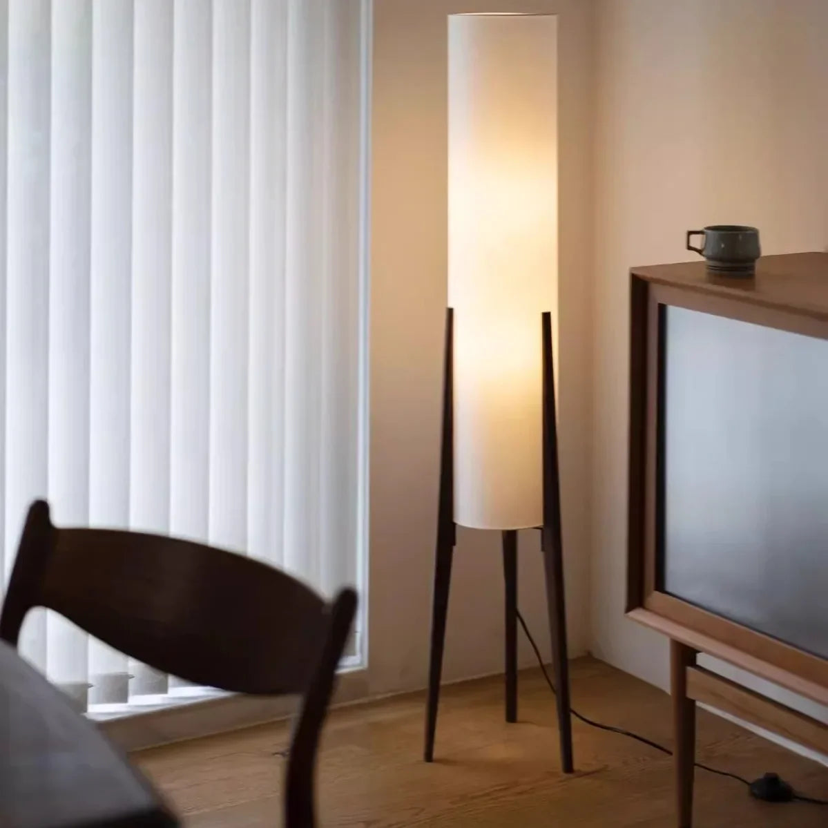 Retro Golvlampa i Massivt Trä – Vit Tygskärm Hemnix