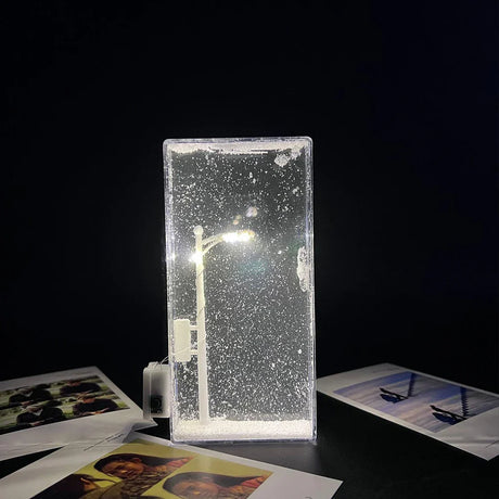 RoyaleGlow Snöig Nattlampa – Mysig Vinter Wonderland Skrivbordslampa Carvallo