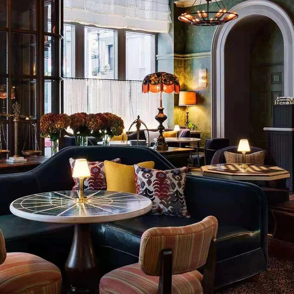 Bordslampa med guldbas och tygskärm Carvallo