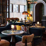 Bordslampa med guldbas och tygskärm Carvallo