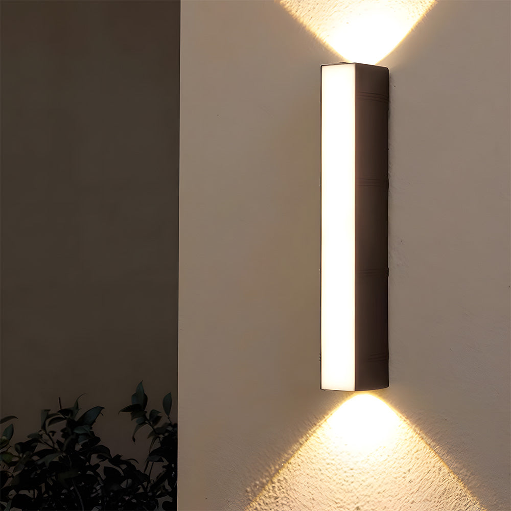 LED Utomhusvägglampa | 6.1–23.6 x 2.7 in | Snygg lång tubdesign | IP54 Klassad vattentät armatur | Brick by Brick Carvallo