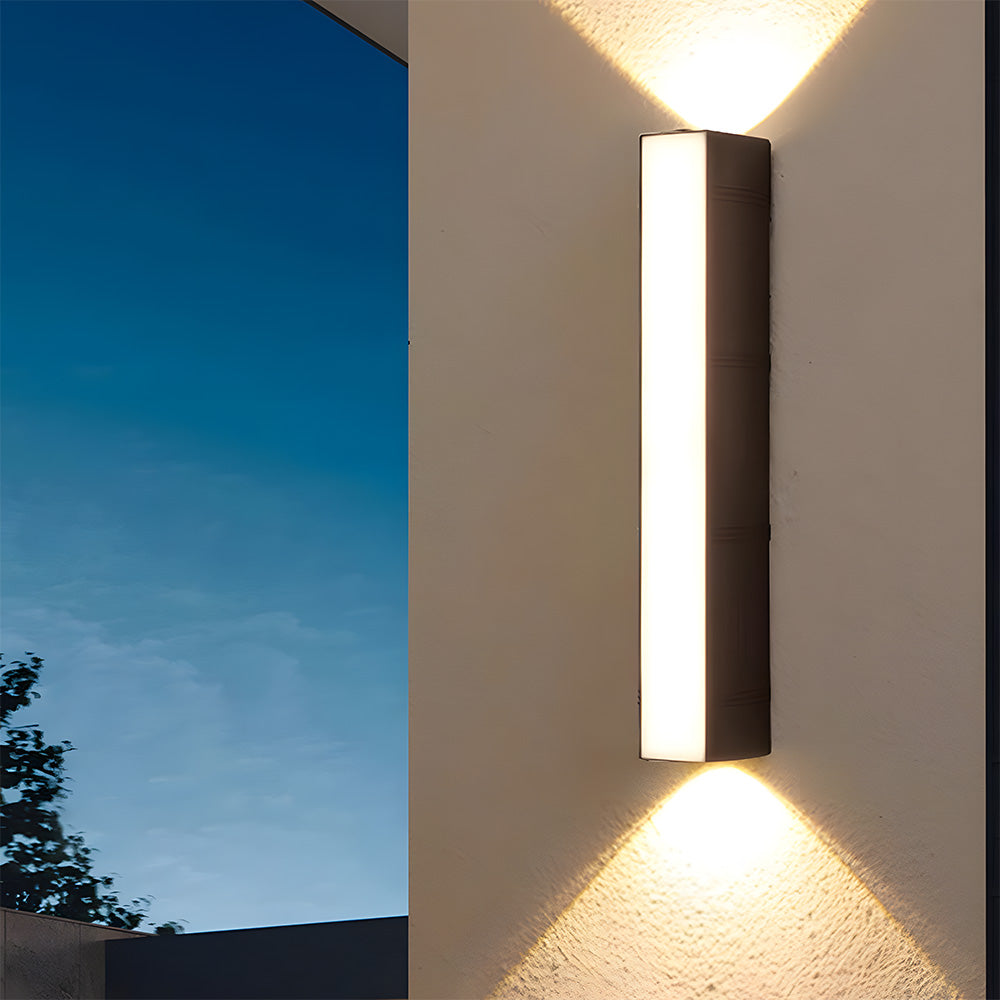 LED Utomhusvägglampa | 6.1–23.6 x 2.7 in | Snygg lång tubdesign | IP54 Klassad vattentät armatur | Brick by Brick Carvallo