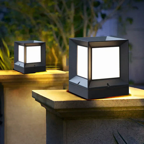 Utomhuspostlampa med modern svart ram Carvallo