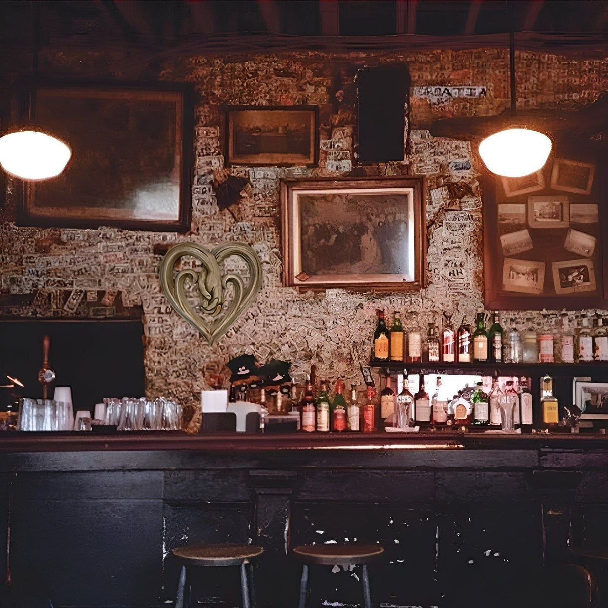 Handshake Embrace - Modern kärleksdekoration i trä för ett lyxigt hem Carvallo