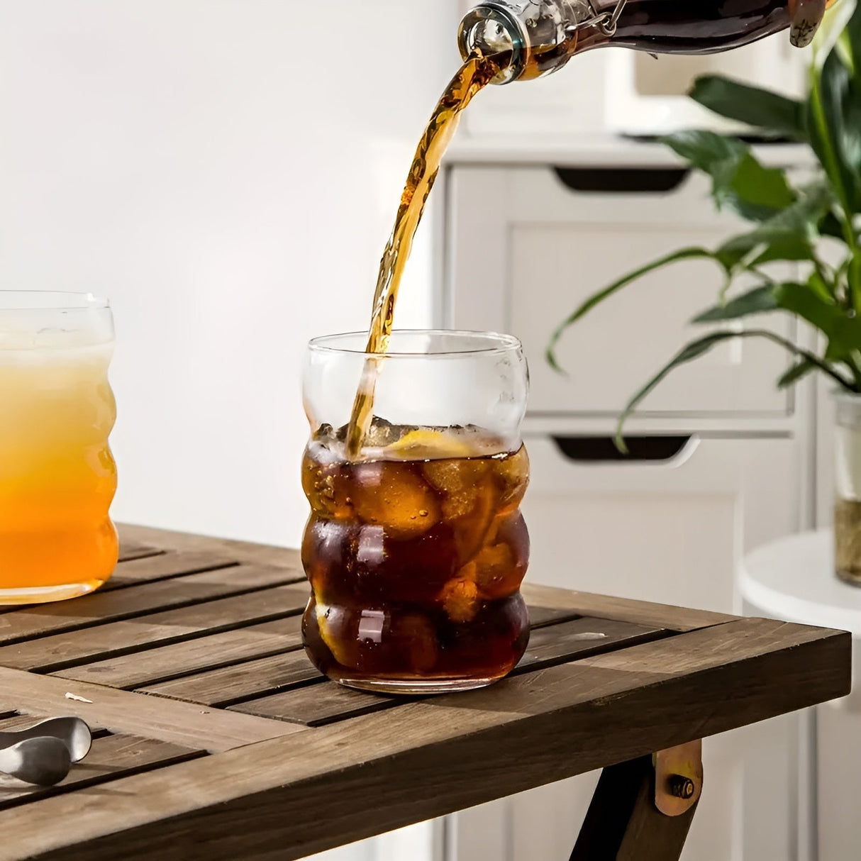 Ribbad glas med sugrör – 2 st Vågform, 450ml | Stiligt dricksglas för iskaffe, matcha & juice Carvallo