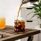 Ribbad glas med sugrör – 2 st Vågform, 450ml | Stiligt dricksglas för iskaffe, matcha & juice Carvallo