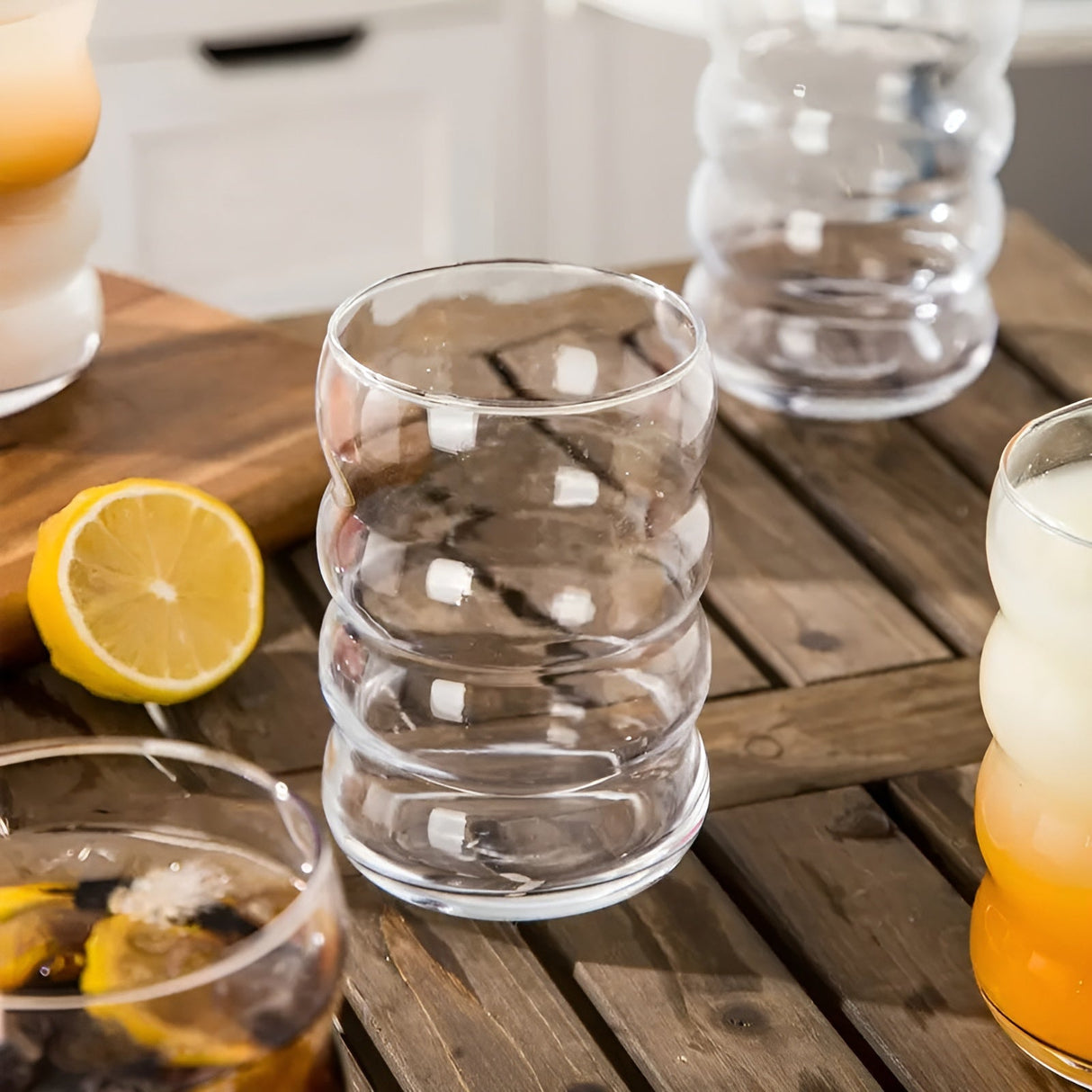 Ribbad glas med sugrör – 2 st Vågform, 450ml | Stiligt dricksglas för iskaffe, matcha & juice Carvallo