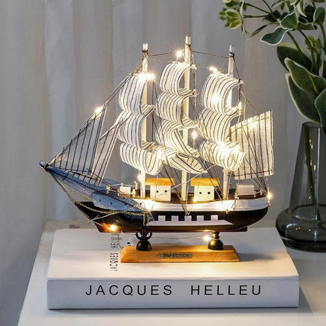 Royaleva Nordic Wooden Sailboat Sculpture - LED Belyst Dekorationsstycke, Batteridriven Carvallo