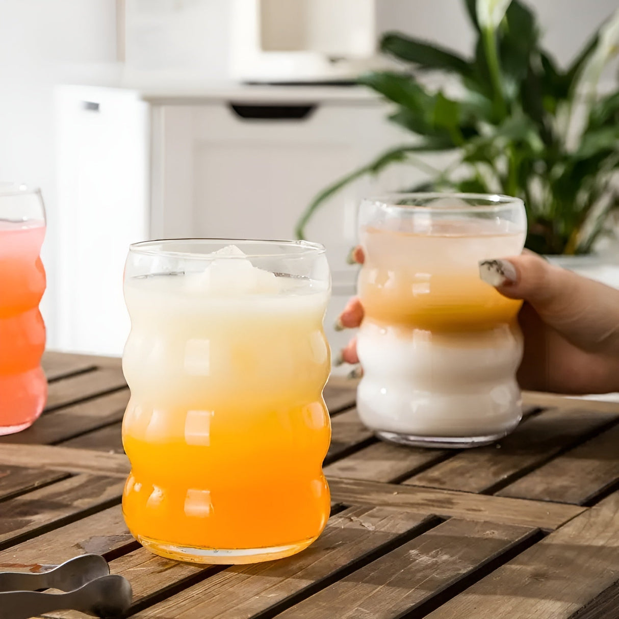 Ribbad glas med sugrör – 2 st Vågform, 450ml | Stiligt dricksglas för iskaffe, matcha & juice Carvallo