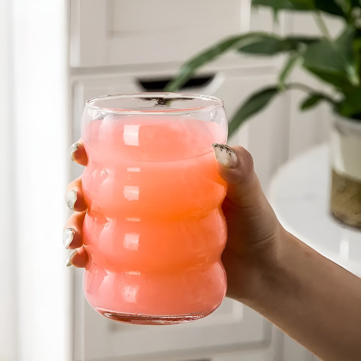 Ribbad glas med sugrör – 2 st Vågform, 450ml | Stiligt dricksglas för iskaffe, matcha & juice Carvallo