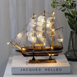 Royaleva Nordic Wooden Sailboat Sculpture - LED Belyst Dekorationsstycke, Batteridriven Carvallo