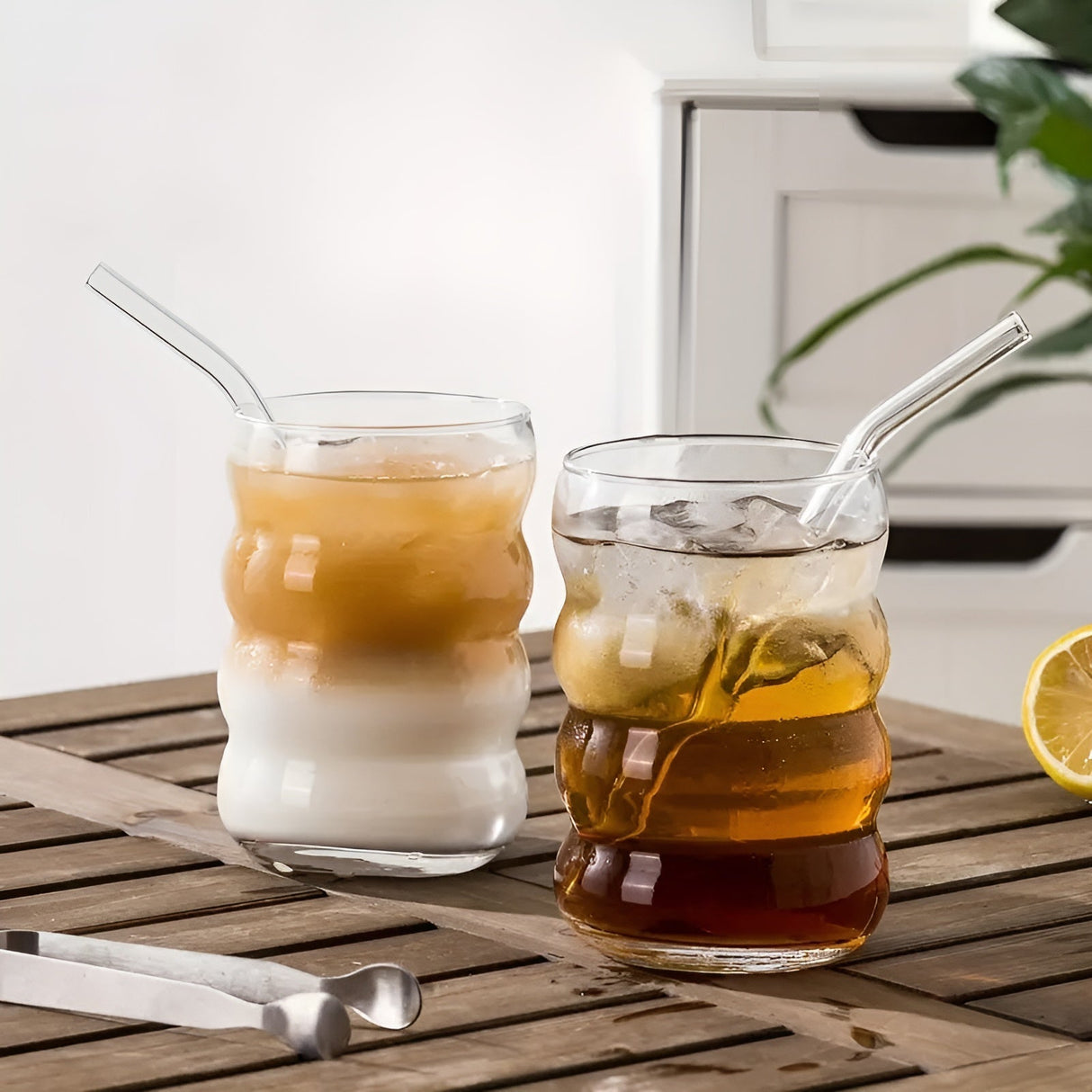 Ribbad glas med sugrör – 2 st Vågform, 450ml | Stiligt dricksglas för iskaffe, matcha & juice Carvallo