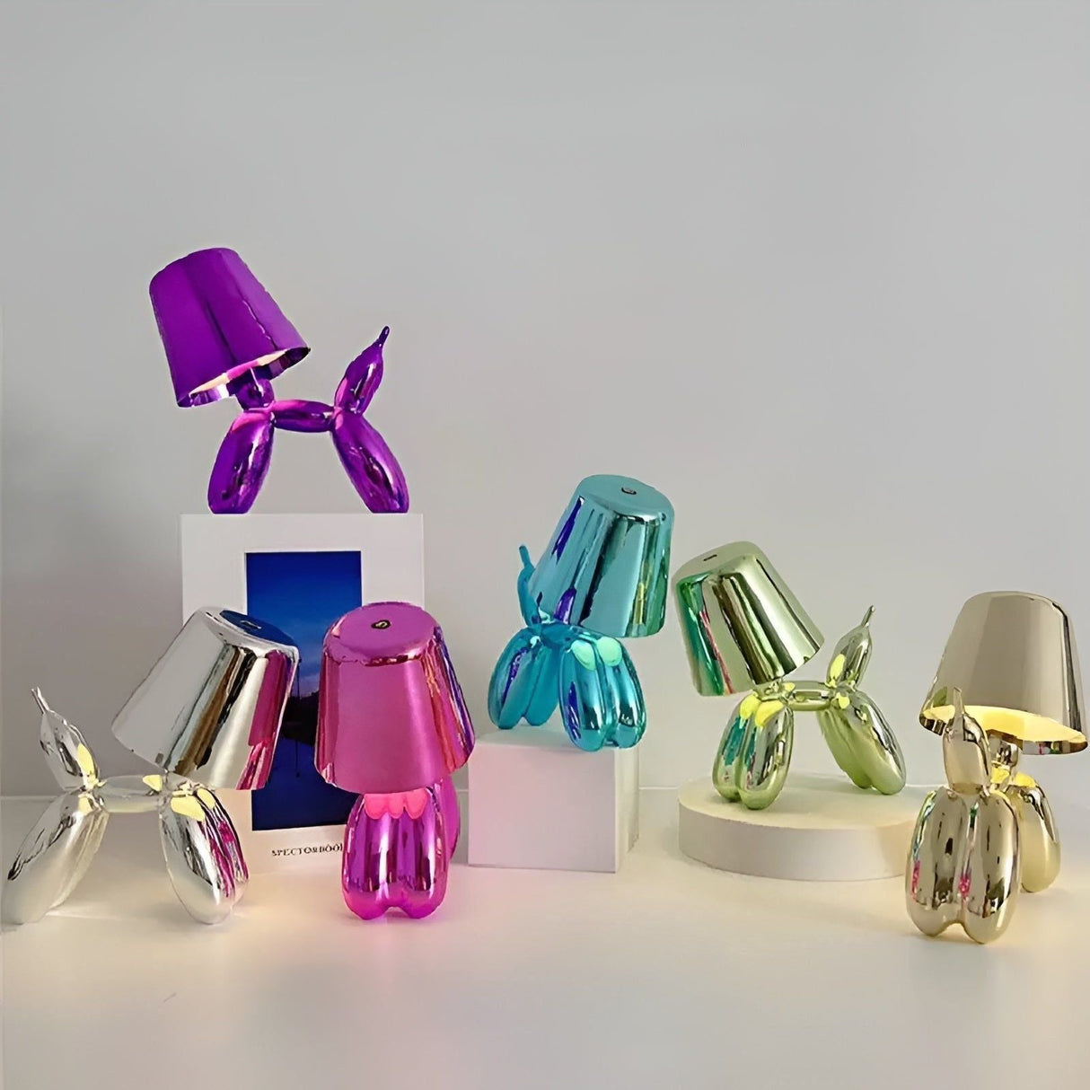 Pawsitive Glow: Kreativ elektropläterad hundlampa för det trendiga hemmet eller kontoret Carvallo