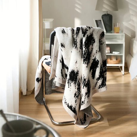 Velora Svart Vit Fuzzy Stickad Filt Carvallo