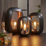 Vintage-stil bordslampa i metall med elegant svart nickel-finish – finns i liten, medel och stor Carvallo