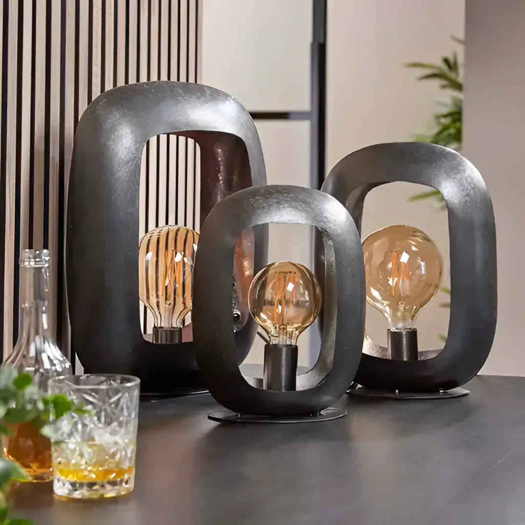 Vintage-stil bordslampa i metall med elegant svart nickel-finish – finns i liten, medel och stor Carvallo