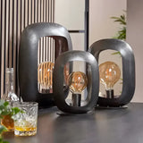 Vintage-stil bordslampa i metall med elegant svart nickel-finish – finns i liten, medel och stor Carvallo