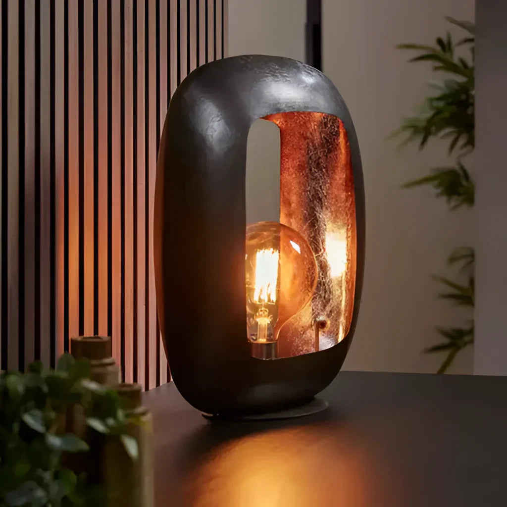 Vintage-stil bordslampa i metall med elegant svart nickel-finish – finns i liten, medel och stor Carvallo