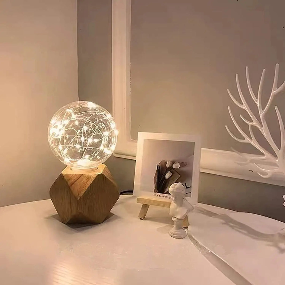 RetroWood - Trä Bordslampa med Ljusboll för Stämningsfull Belysning Carvallo