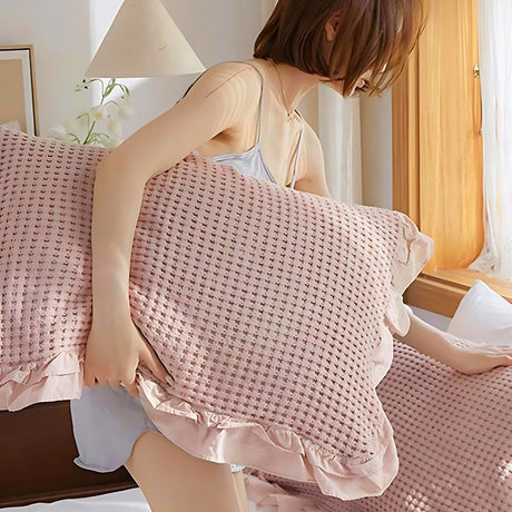 Texturerade Bomullskuddfodral – Våffelväv med Romantiska Volanger Carvallo