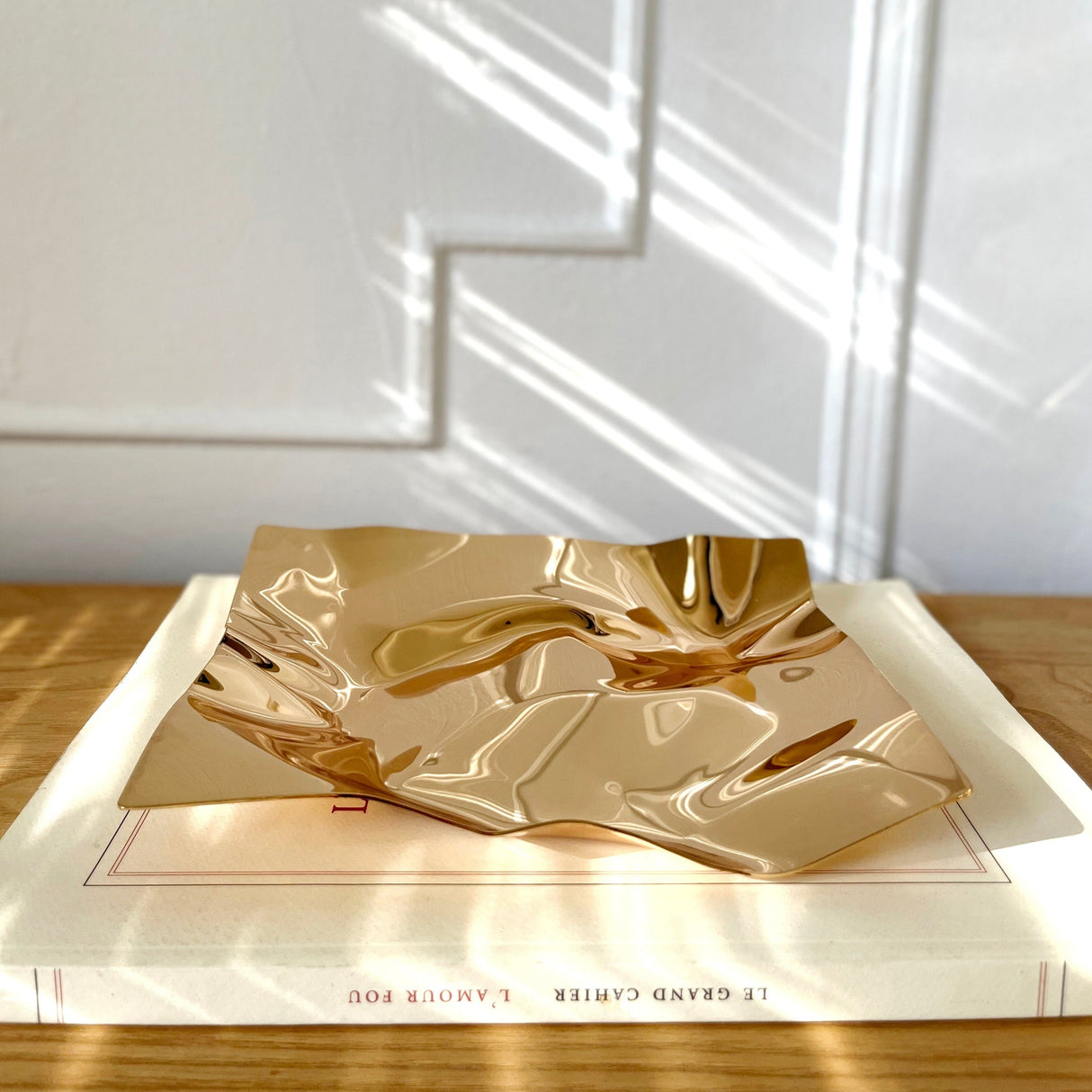 Carvallo – Lyxig rostfri stålhållare med unik skrumpen design Carvallo