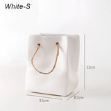 Tidlösa keramikvasdesign i stil med en shoppingkorg – Elegant vas för torkade blommor Carvallo