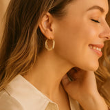 Eleganta gyllene vridna creoler örhängen med nätmönster Carvallo