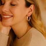 Eleganta gyllene vridna creoler örhängen med nätmönster Carvallo