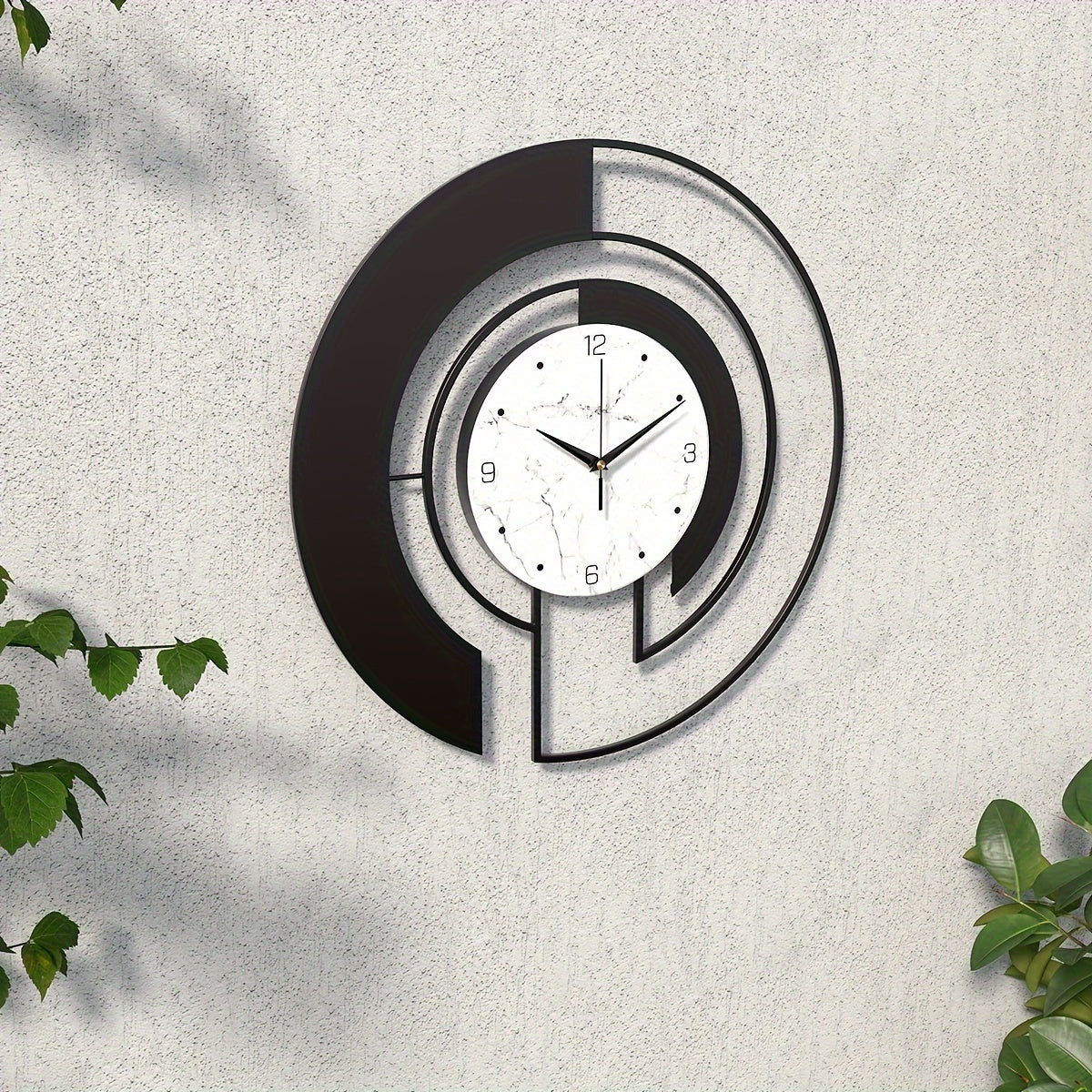 GeoTime – Svart Metall Väggklocka med Tidlös Geometri Hemnix