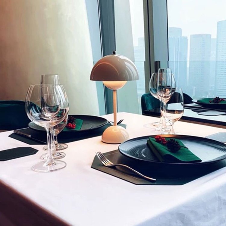 Multifärgad LED Touch Lampa med Justerbar Ljusstyrka Carvallo