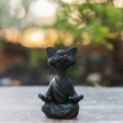 SerenePaws - Handgjord Buddha Katt Staty för inspirerad interiör Carvallo