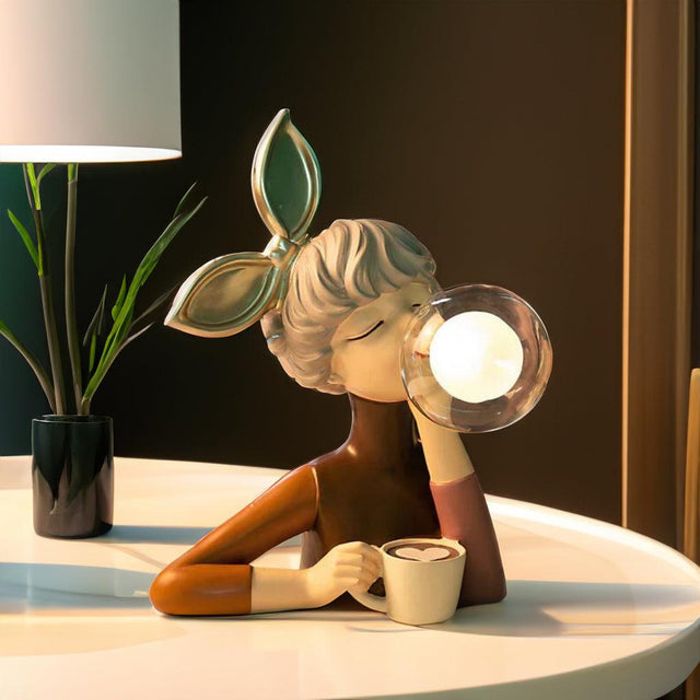 Chloé Lampa - Lekfull Flicklamp för Kreativa Interiörer Carvallo