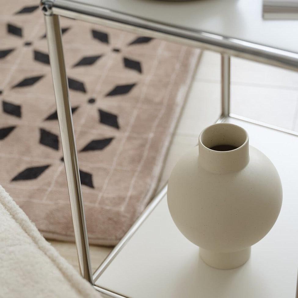 PureForm – Smal vas med slät böjd kropp i minimalistisk design Carvallo