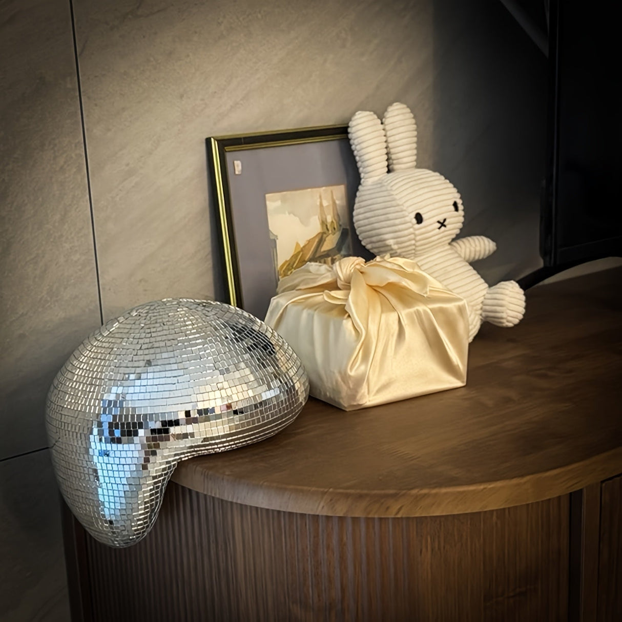 Skulptur av smält silverdiskoboll - Droppdekoration i speglat glas för modern heminredning MILA Sverige