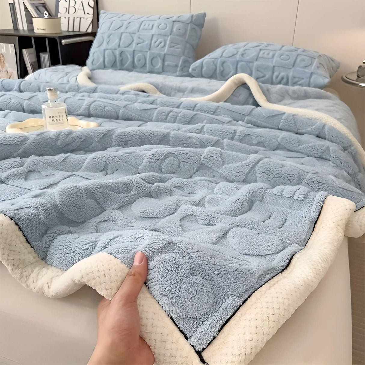 CozyJacquard Blanket - Ultra-mjukt korallfleecefilt med dubbelsidig hjärt- och bokstavsdesign Carvallo