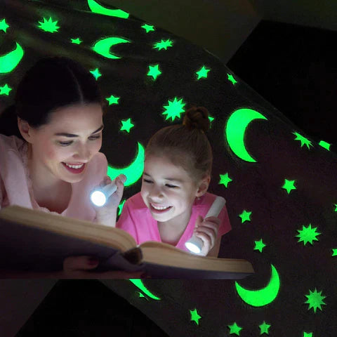 NightSky Glow - Mjuk flanellfilt med lysande stjärnmönster MILA Sverige