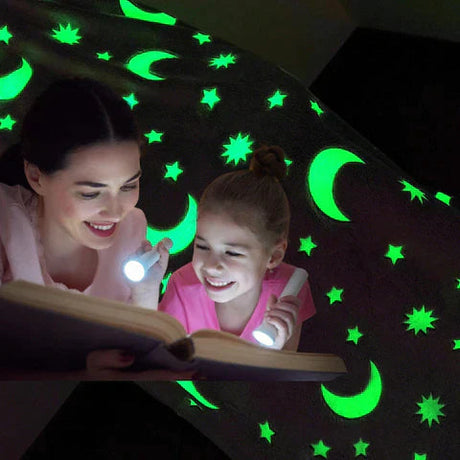 NightSky Glow - Mjuk flanellfilt med lysande stjärnmönster MILA Sverige