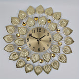 Modern Tyst Väggklocka med Guldbladdesign – Metall, Rund Klocka, AA Batteri, Tyst för Vardagsrum och Matrum Carvallo