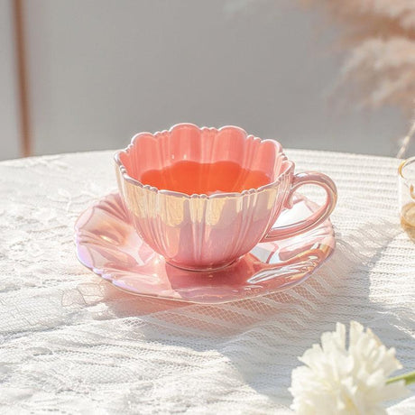 Vintageinspirerad tekopp och fat med pärlemormotiv – Keramisk kaffeservis med tidlös charm MILA Sverige