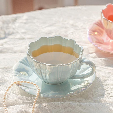 Vintageinspirerad tekopp och fat med pärlemormotiv – Keramisk kaffeservis med tidlös charm MILA Sverige
