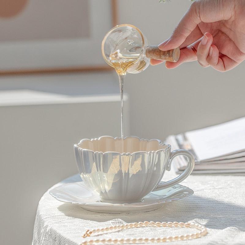 Vintageinspirerad tekopp och fat med pärlemormotiv – Keramisk kaffeservis med tidlös charm MILA Sverige