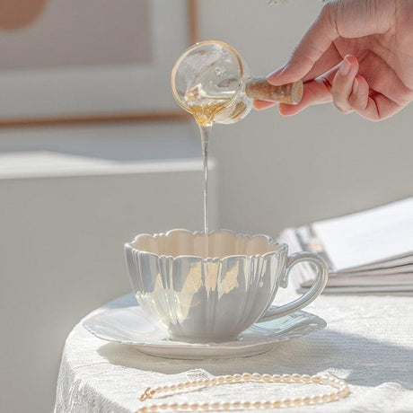 Vintageinspirerad tekopp och fat med pärlemormotiv – Keramisk kaffeservis med tidlös charm MILA Sverige